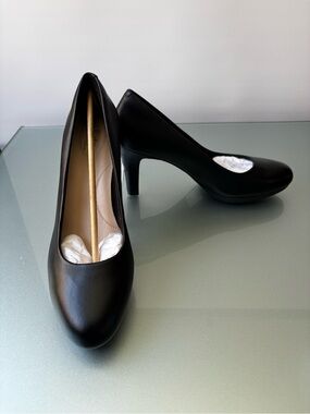 Clarks Black Smooth Leather Pointed Toe Pump